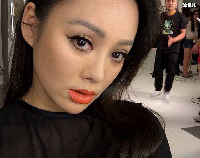 宁静穿高跟鞋在跑步机上跳舞