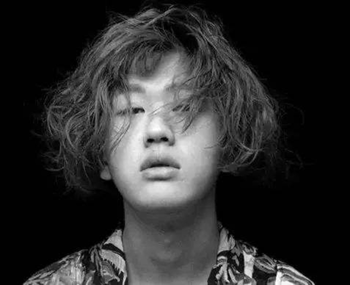 张嫮目年仅二十事业名气全无