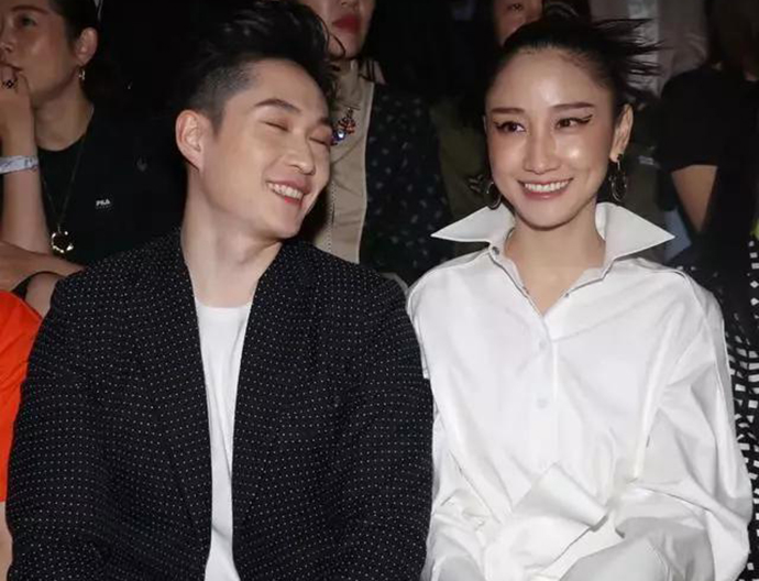 陈彦妃与老公亮相上海时装周看秀