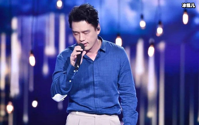 王耀庆深情唱歌