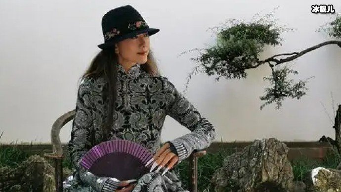 杨丽萍为什么一直戴着帽子