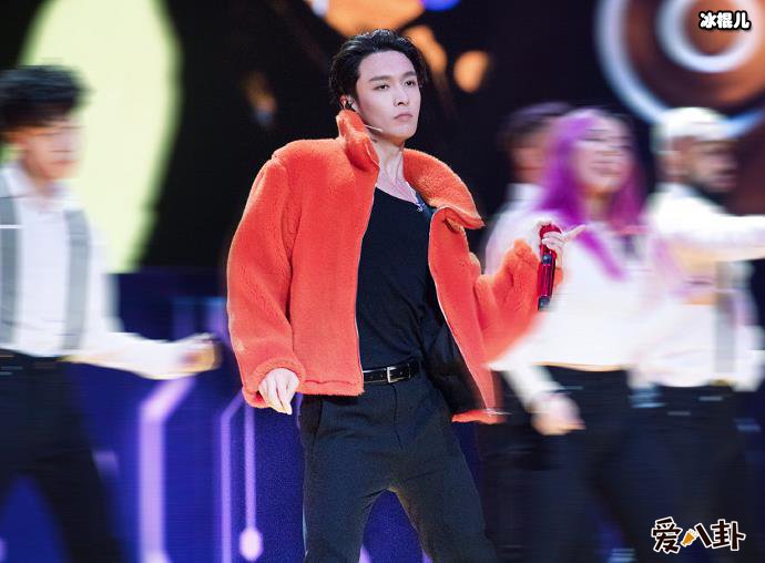 张艺兴父母是做什么的