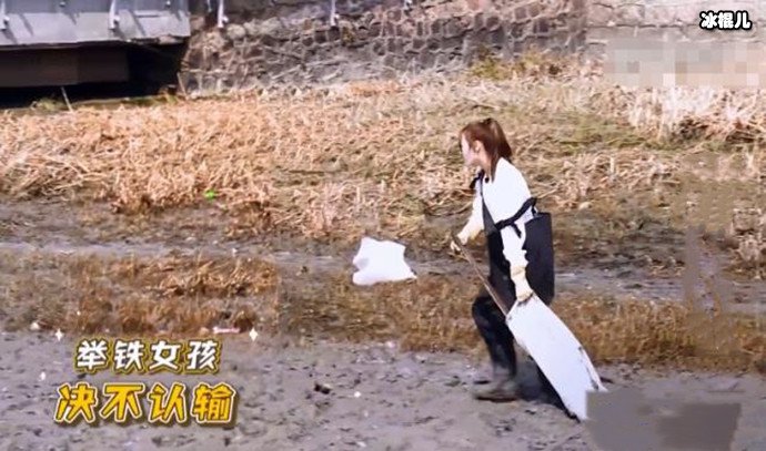 迪丽热巴提重东西