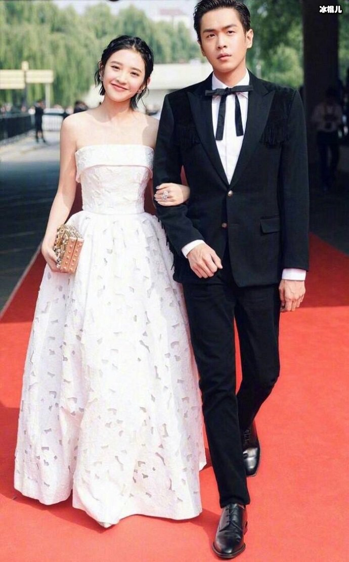 张若昀唐艺昕一起出席活动