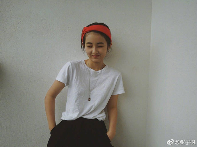 张子枫悼念去世粉丝