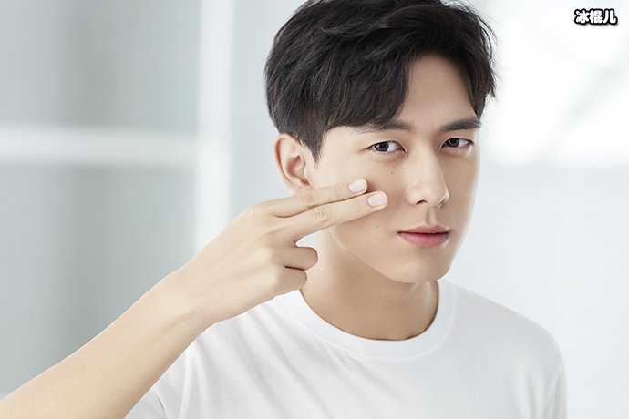 李现现身日本被接机粉丝围堵