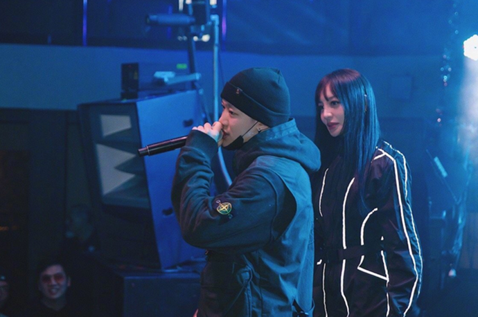 PGone新恋情女主意外撞脸李小璐