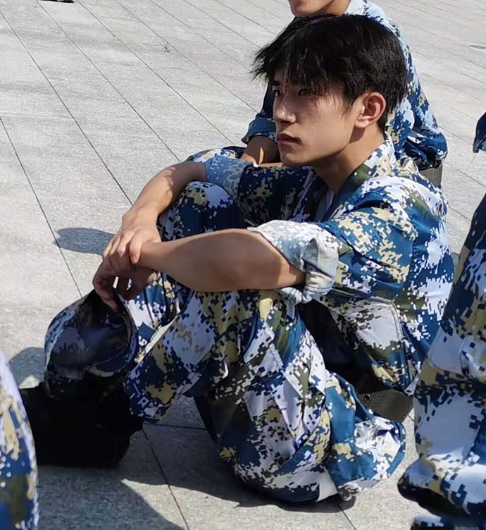 易烊千玺参加军训