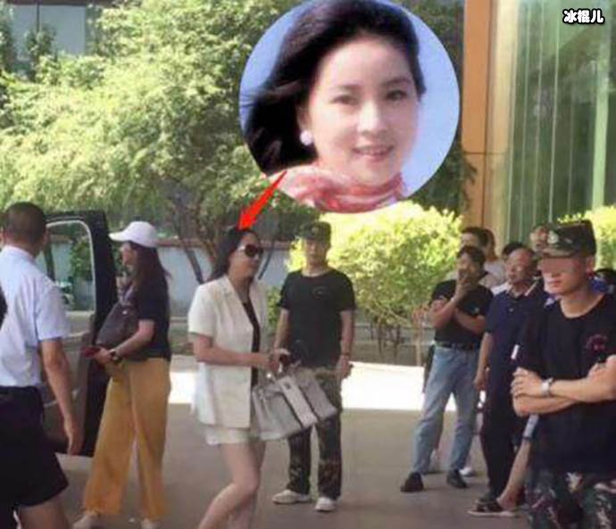 成龙妻子短裙现身