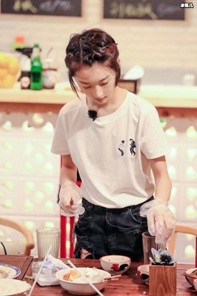 周冬雨离开中餐厅