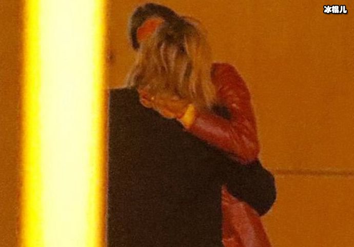 科洛·莫瑞兹街头拥吻