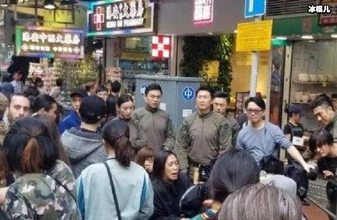 倪妮在现场认真听导演讲戏