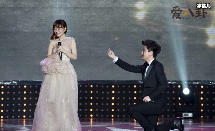贾乃亮当众求婚李小璐