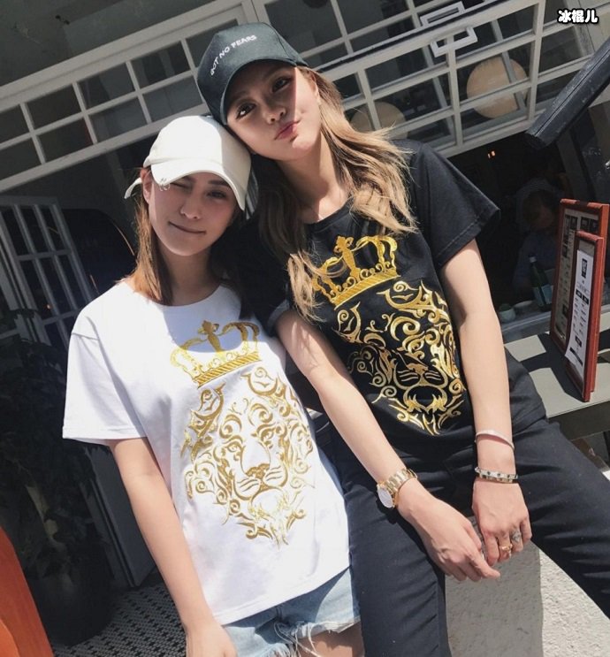 何超莲和邓紫棋合照