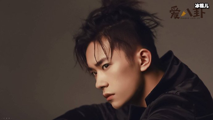 易烊千玺现身《少年之名2020》