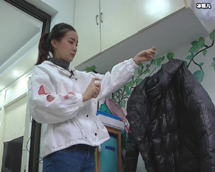 一股浓郁的火锅味覆在衣服上，经常会用喷香水的方法去味