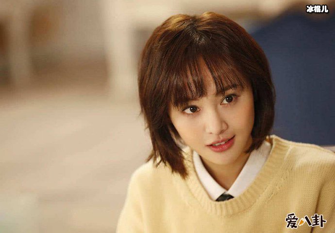 郑爽拍卖衣服的原因是什么