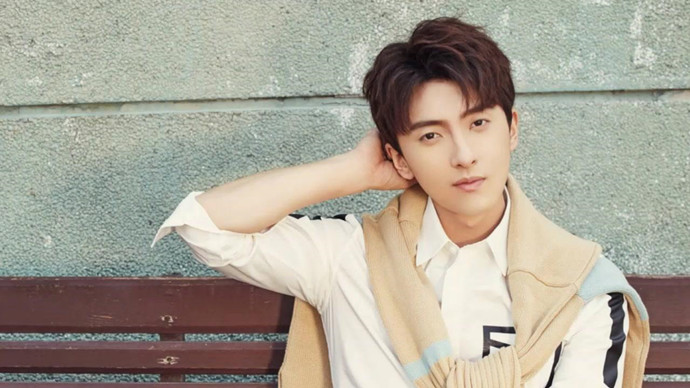 牛俊峰微微一笑很倾城