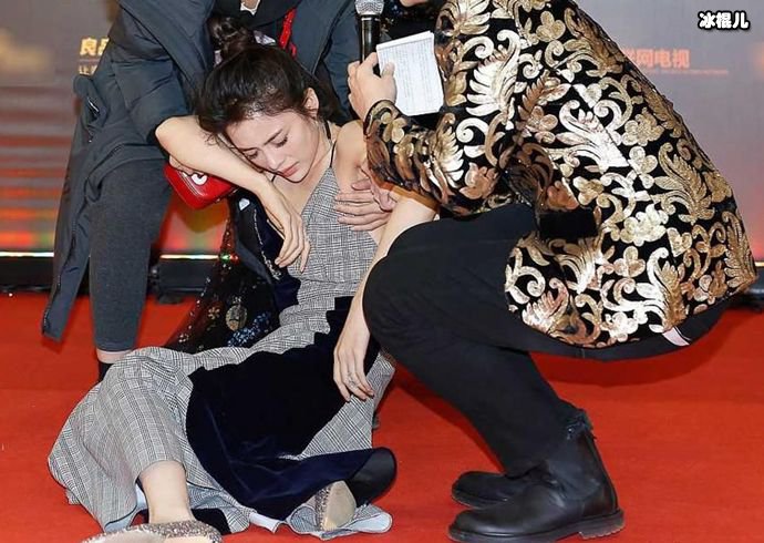 赵韩樱子走光，网友直呼原来女明星也会有出丑的时候