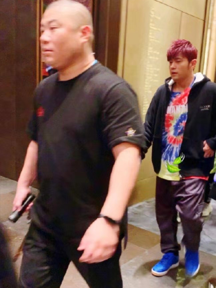 周杰伦一头红发身材发福撞脸陈赫