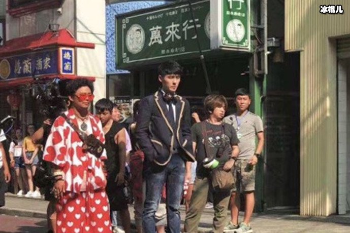 王宝强与刘昊然的剧照