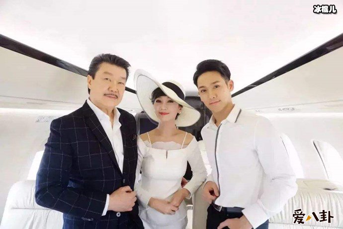 赵雅芝与丈夫儿子合影