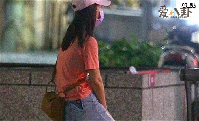 林心如独自一人坐在马路边