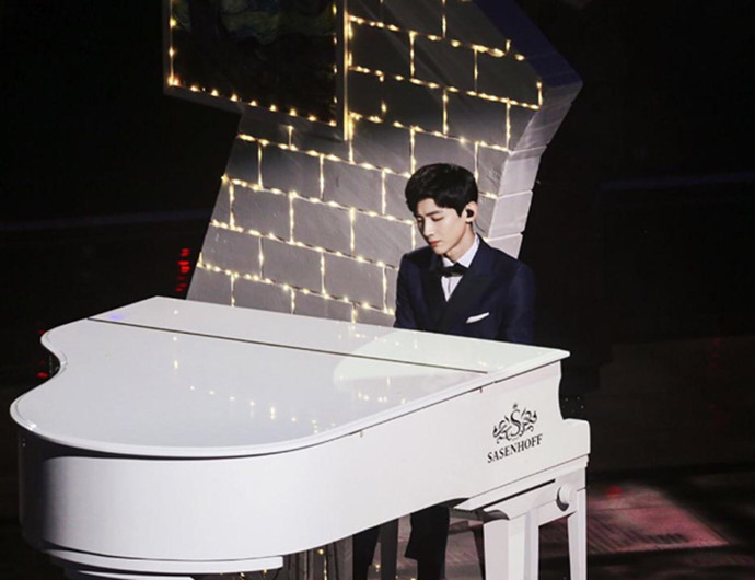 白敬亭坐着弹钢琴