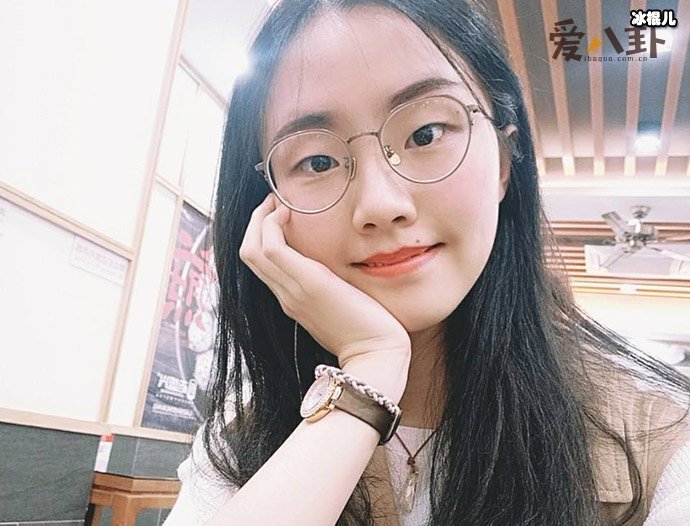 郭沁为何坐着唱歌