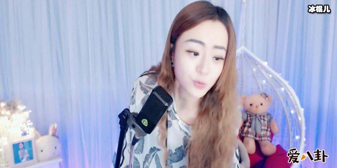 抖音网红苏谭谭直播唱歌