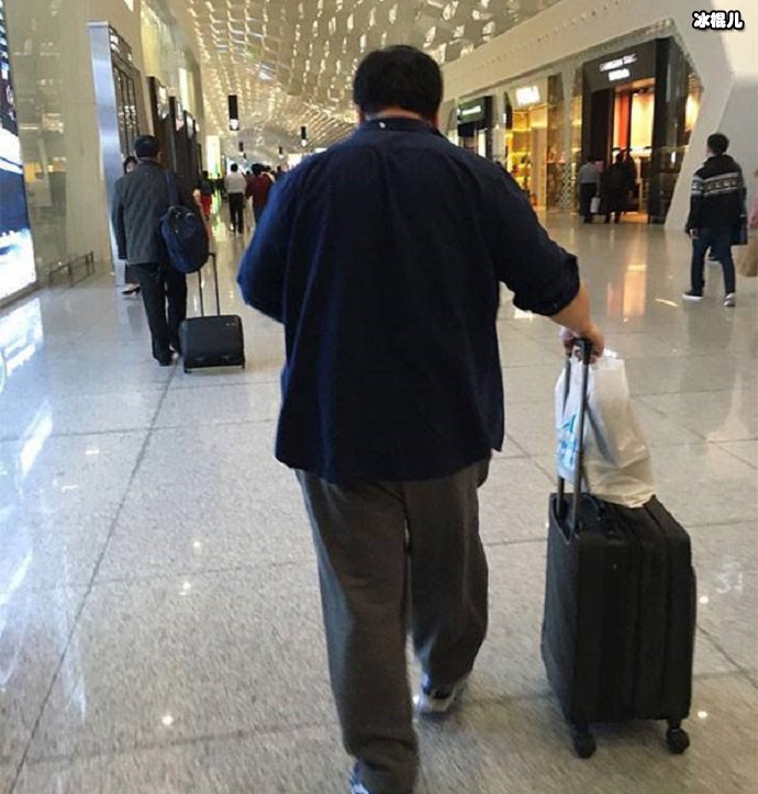 罗永浩机场背影