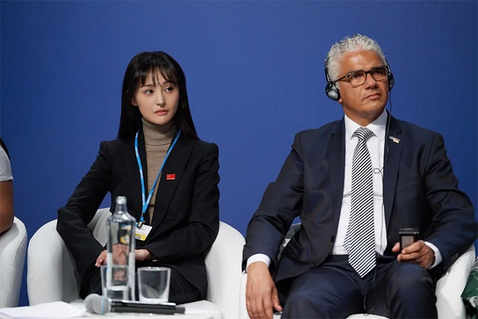 郑爽出席联合国大会大方自信