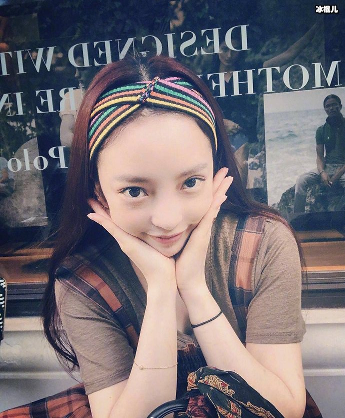 具荷拉摆拍照片