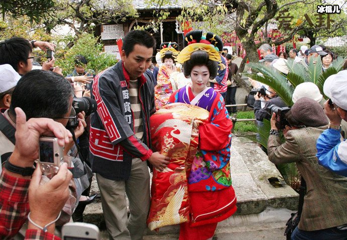 花魁走路为什么要抱着被子