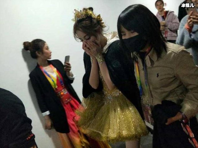 迪丽热巴表演后摔倒