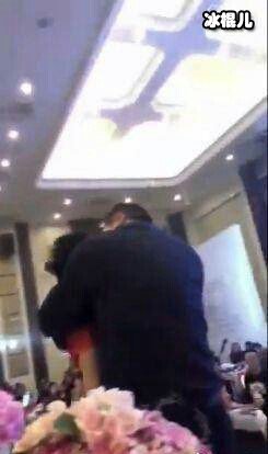 盐城婚礼现场喜公公强吻儿媳妇引起舆论争议