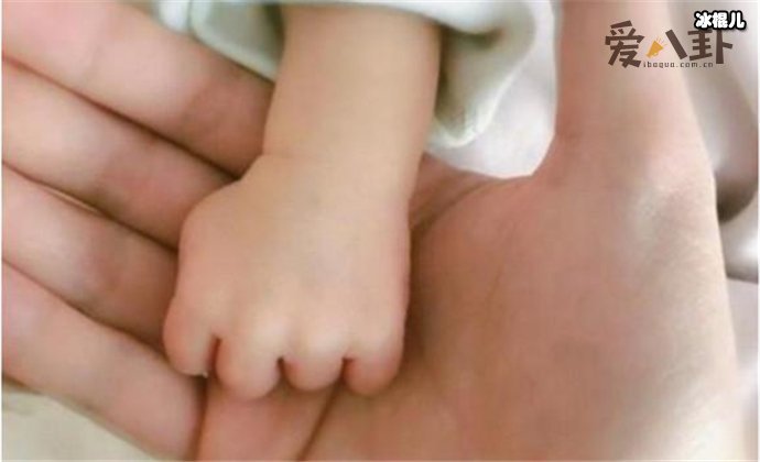 任嘉晒出儿子照片