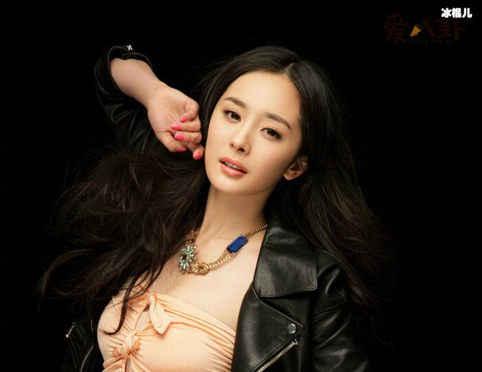 杨幂当众挖鼻孔