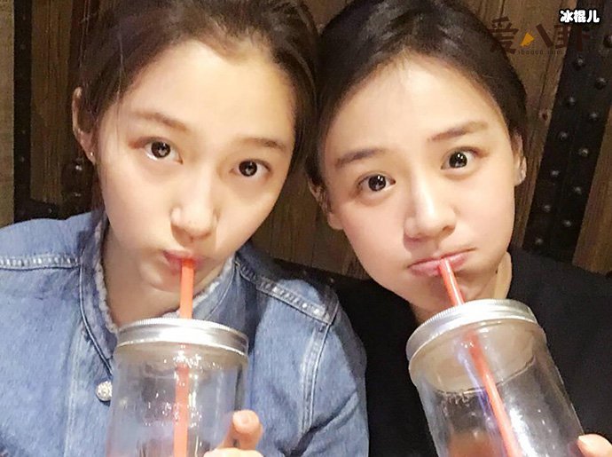 马思纯关晓彤合影