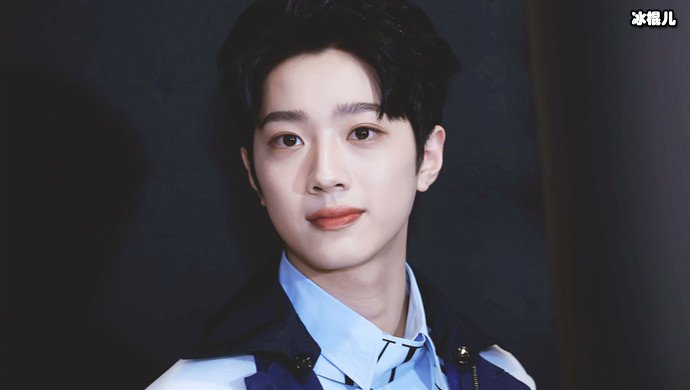 赖冠霖抽烟是真的吗，背后不断努力的他