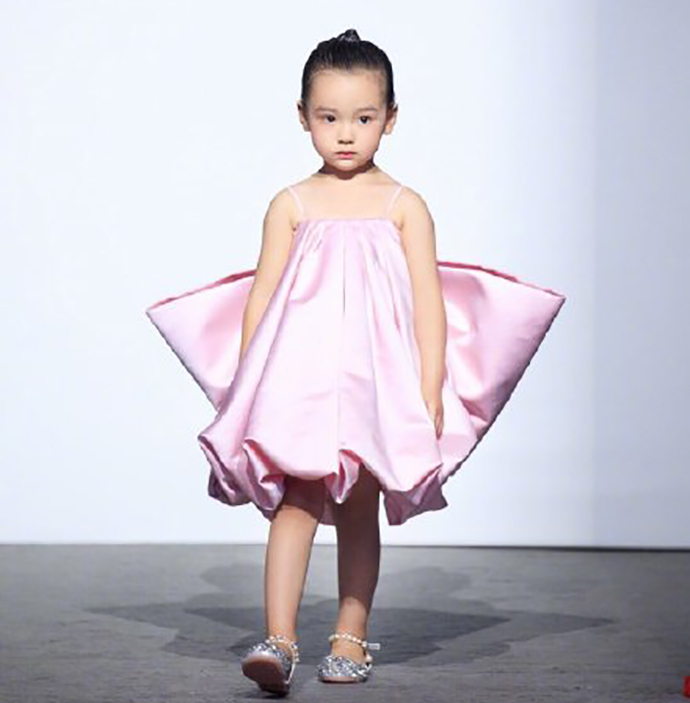 董璇女儿小酒窝走秀照片