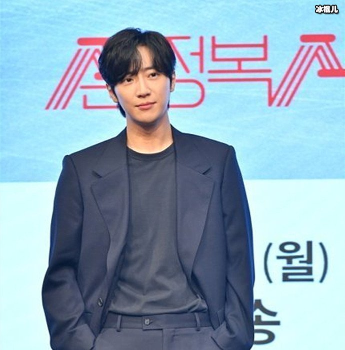 演员李相烨官宣恋情