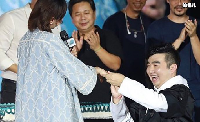 梁超成功求婚何雯娜