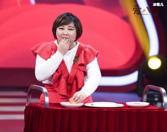 贾玲用皮搋子敬酒