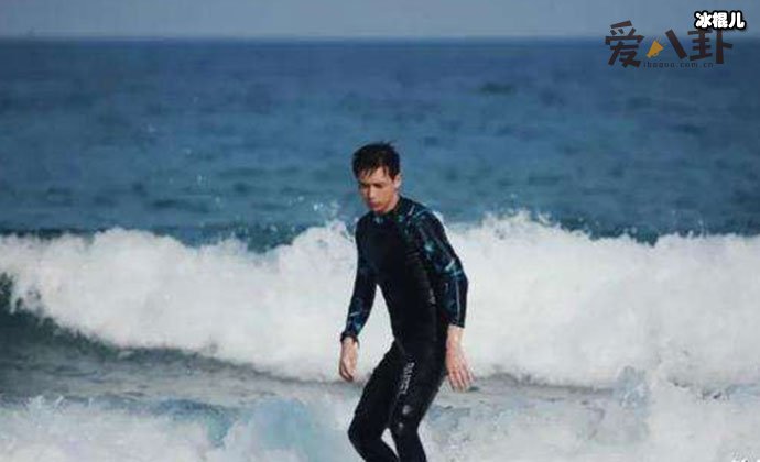 李现冲浪照片