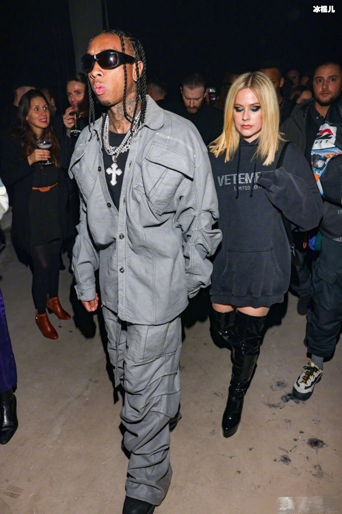 艾薇儿公开新恋情 