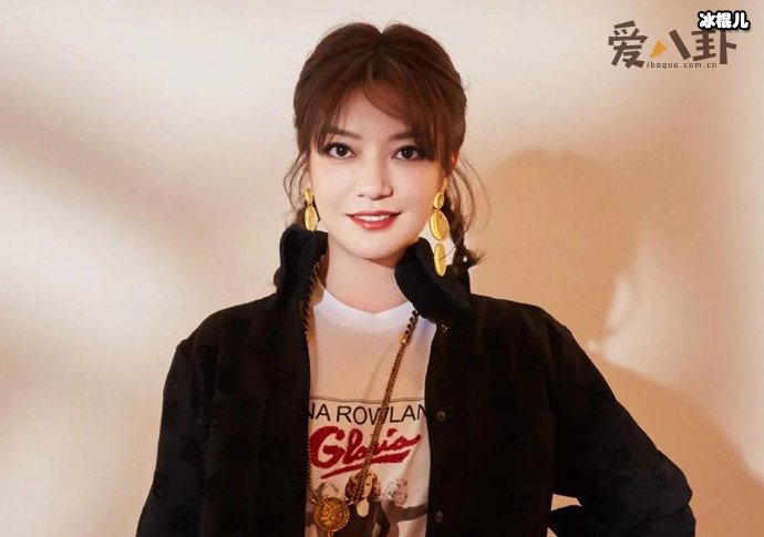 赵薇深夜发文晒与男子合照引热议