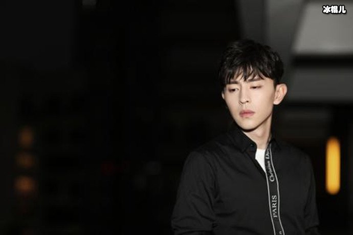 邓伦帅气的写真