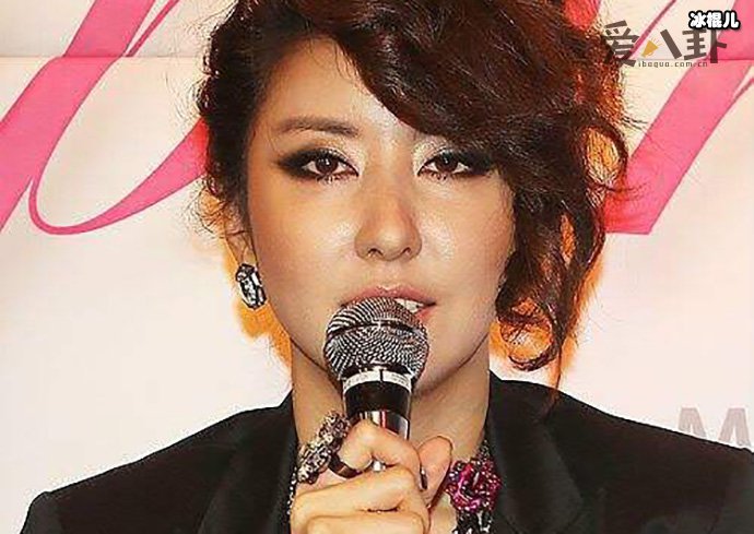 金宛善当众夸奖IU