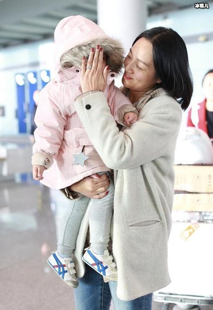 朱丹带女儿现身机场